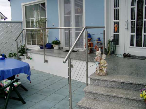 Edelstahlgel&auml;nder f&uuml;r eine Aussentreppe, Gel&auml;nderf&uuml;llung aus                                Stahlseilen