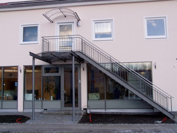 Auf ein Vordach aufgesattelte Aussentreppe,verzinkt und lackiert mit                         Edelstahlhandlauf