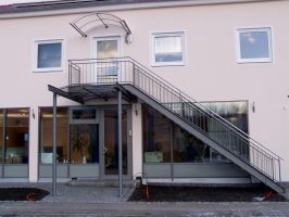 Auf ein Vordach aufgesattelte Aussentreppe,verzinkt und lackiert mit                         Edelstahlhandlauf