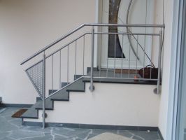 Edelstahlgel&auml;nder f&uuml;r eine Aussentreppe mit Lochblechmuster