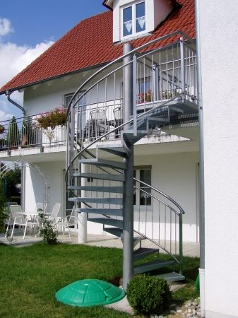Stahlspindeltreppe mit Edelstahlgel&auml;nder