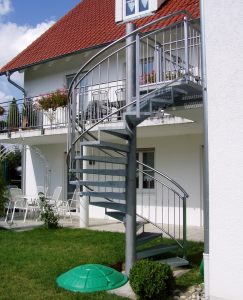 Stahlspindeltreppe mit Edelstahlgel&auml;nder
