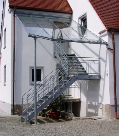 Stahltreppe mit Gel&auml;nder und Gitterroststufen verzinkt