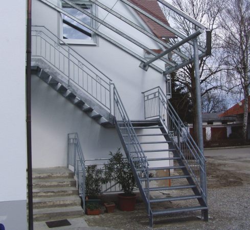 Stahltreppe mit Gel&auml;nder und Gitterroststufen verzinkt