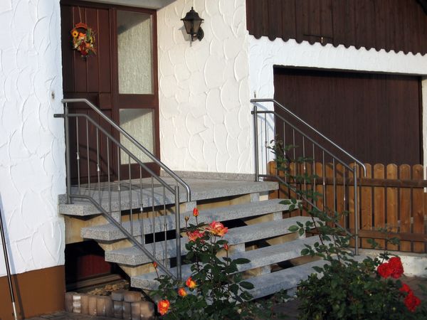 Gel&auml;nder verzinkt und lackiert, Handlauf und Zierteile aus                                   Edelstahl