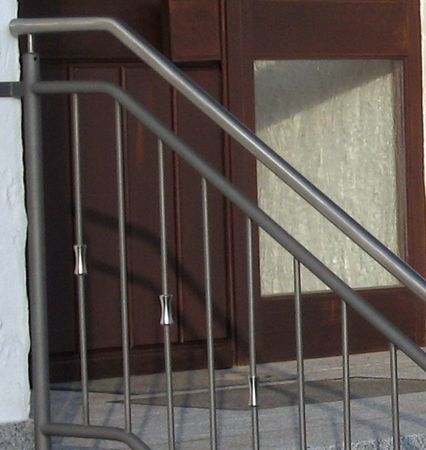 Geländer verzinkt und lackiert, Handlauf und Zierteile aus                                   Edelstahl