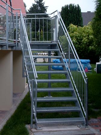Stahltreppe verzinkt mit Gel&auml;nder