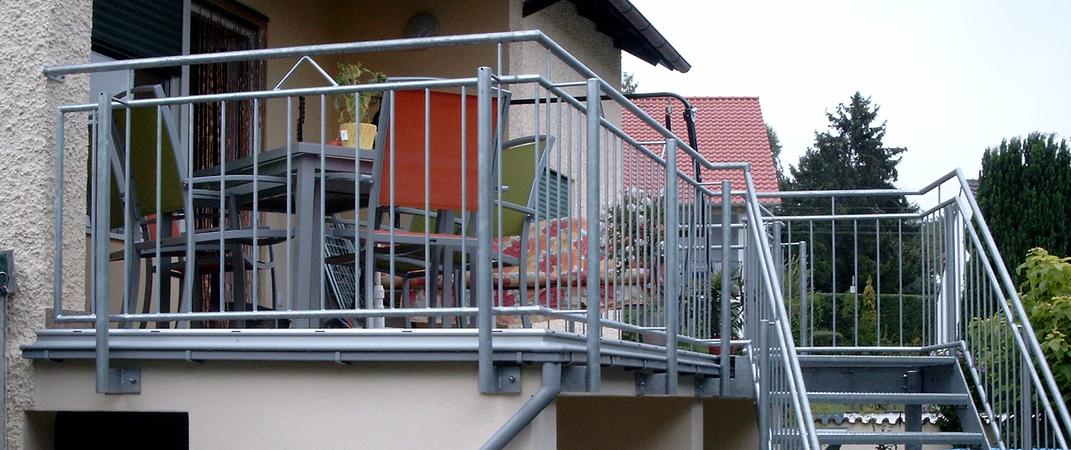 Stahltreppe verzinkt mit Gel&auml;nder