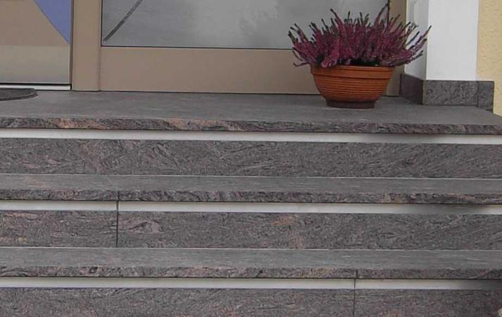 Steinau&szlig;entreppe mit Edelstahleinlagen