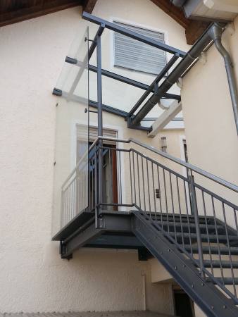 Stahltreppe verzinkt und lackiert, mit &Uuml;berdachung im Podestbereich