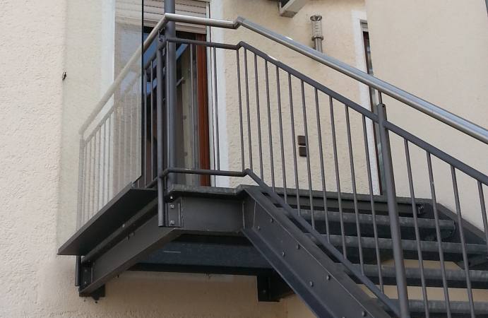 Stahltreppe verzinkt und lackiert, mit &Uuml;berdachung im Podestbereich