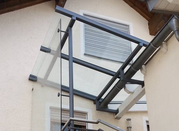 Stahltreppe verzinkt und lackiert, mit &Uuml;berdachung im Podestbereich