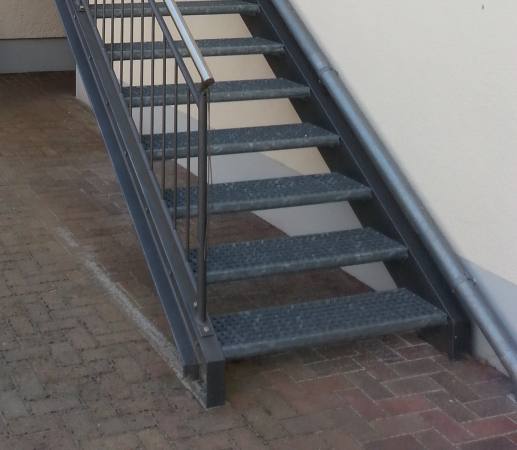 Stahltreppe verzinkt und lackiert, mit &Uuml;berdachung im Podestbereich
