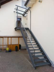 Stahltreppe verzinkt und lackiert, mit &Uuml;berdachung im Podestbereich