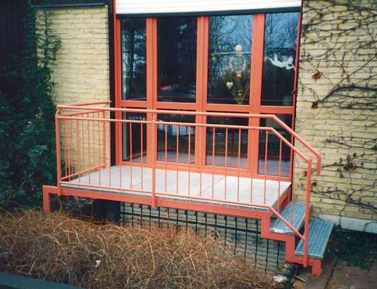 Stahltreppe verzinkt und lackiert mit Gitterroststufen