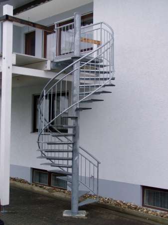 Stahlspindeltreppe verzinkt mit Riffelblechstufen