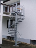 Stahlspindeltreppe verzinkt mit Riffelblechstufen