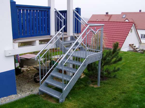 Stahltreppe verzinkt mit Gitterroststufen