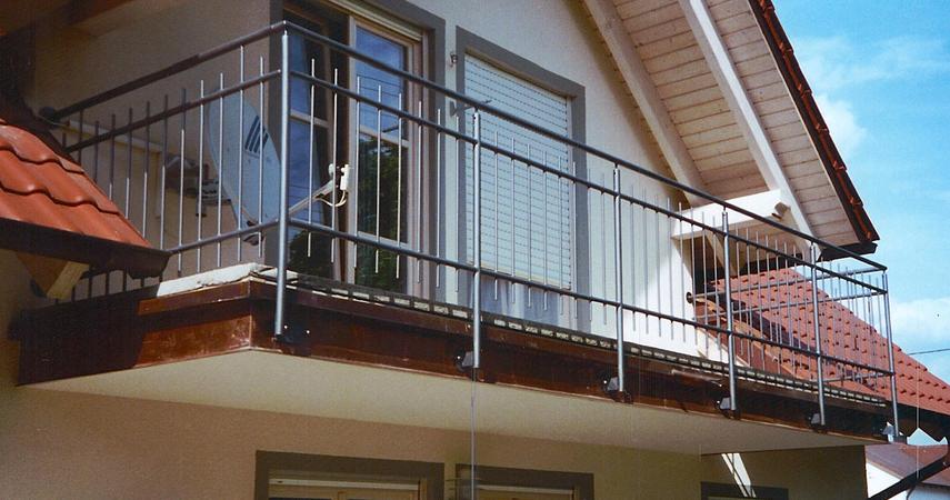 Balkongeländer verzinkt und lackiert