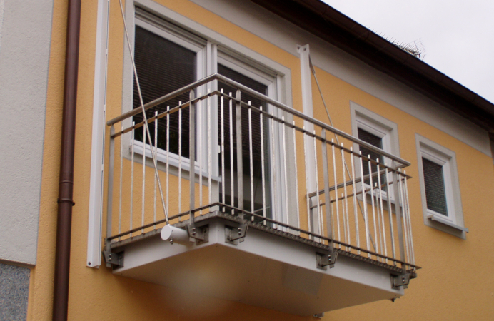 Stahlbalkon abgehängt mit Edelstahlgeländer