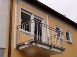 Stahlbalkon abgehängt mit Edelstahlgeländer