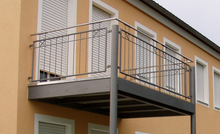 Stahlbalkon auf S&auml;ulen mit Gel&auml;nder verzinkt, Handlauf aus Edelstahl