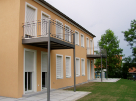 Stahlbalkon auf Säulen mit Geländer verzinkt, Handlauf aus Edelstahl