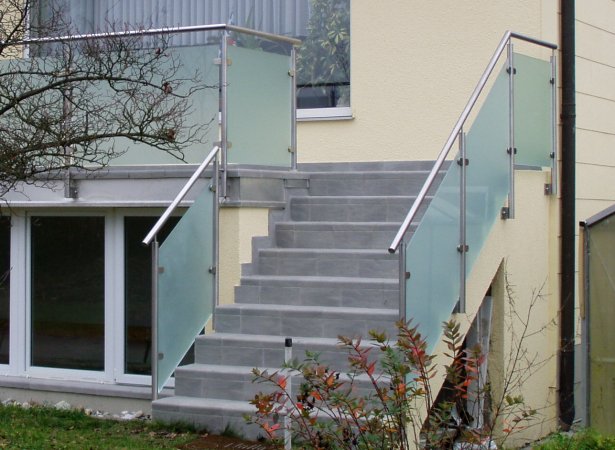 Edelstahlgeländer mit Glasfüllung ESG Satinato