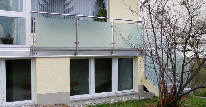 Edelstahlgeländer mit Glasfüllung ESG Satinato
