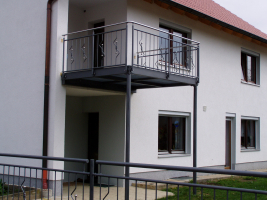 Stahlbalkon auf Säulen mit Geländer verzinkt und lackiert, Handlauf und Kugeln aus Edelstahl