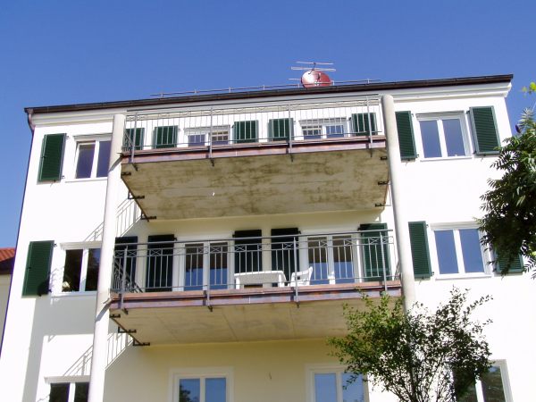 Balkongeländer verzinkt und lackiert, Befestigung an der Balkonunterseite