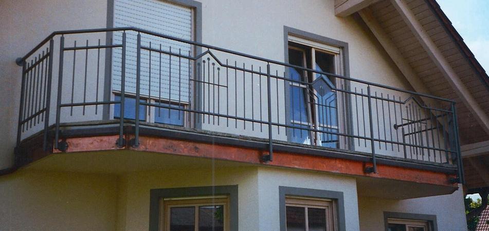 Balkongeländer mit Edelstahl-Musterstück