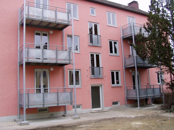 Stahlbalkon 3-geschoßig, Balkonbelag aus gebundener Holzzementfaserplatte                         genannt die leichte, Beschichtungsdekor Granit dunkel