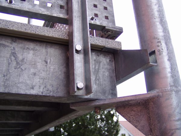 Stahlbalkon 3-geschoßig, Balkonbelag aus gebundener Holzzementfaserplatte                         genannt die leichte, Beschichtungsdekor Granit dunkel