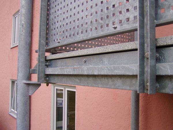 Stahlbalkon 3-geschoßig, Balkonbelag aus gebundener Holzzementfaserplatte                         genannt die leichte, Beschichtungsdekor Granit dunkel