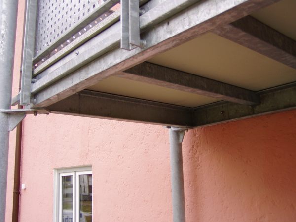 Stahlbalkon 3-geschoßig, Balkonbelag aus gebundener Holzzementfaserplatte                         genannt die leichte, Beschichtungsdekor Granit dunkel