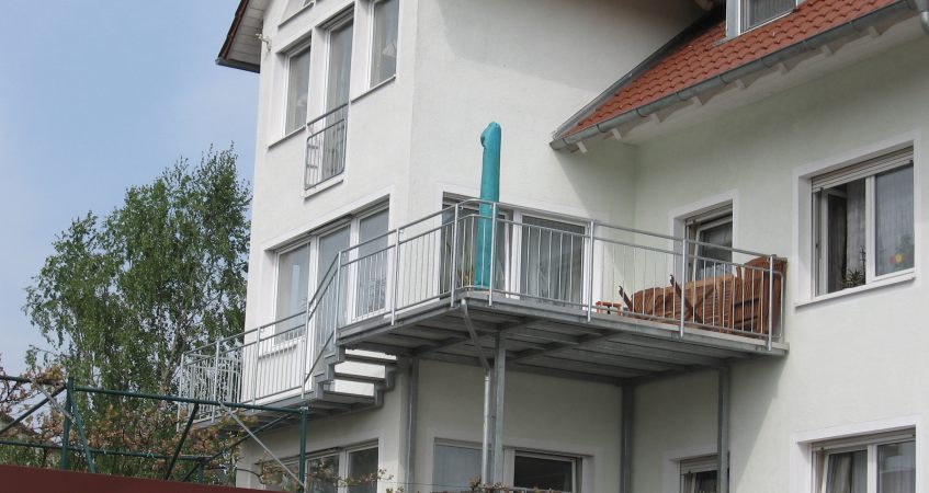 Balkonkonstruktion in verzinkter Ausführung mit Laufsteg und Geländer