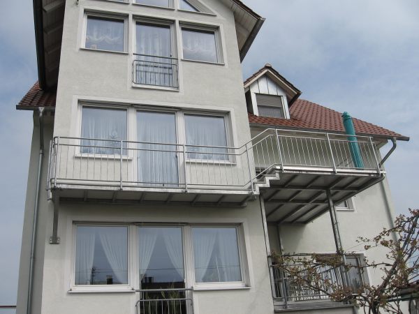 Balkonkonstruktion in verzinkter Ausführung mit Laufsteg und Geländer