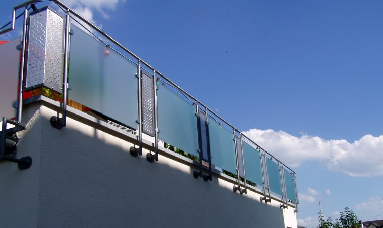 Balkongeländer verzinkt und lackiert, Handlauf aus Edelstahl, Füllung aus Glas                     Satinato und Edelstahllochblech