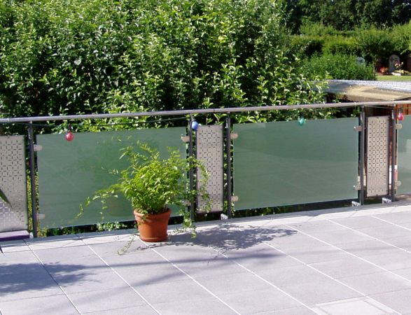 Balkongeländer verzinkt und lackiert, Handlauf aus Edelstahl, Füllung aus Glas                     Satinato und Edelstahllochblech