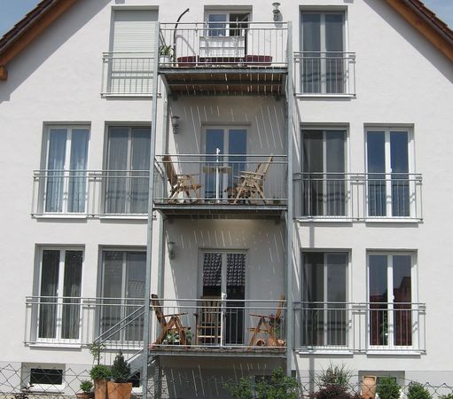 Balkonkonstruktion Stahl verzinkt, mit Geländer und Fenstergitter