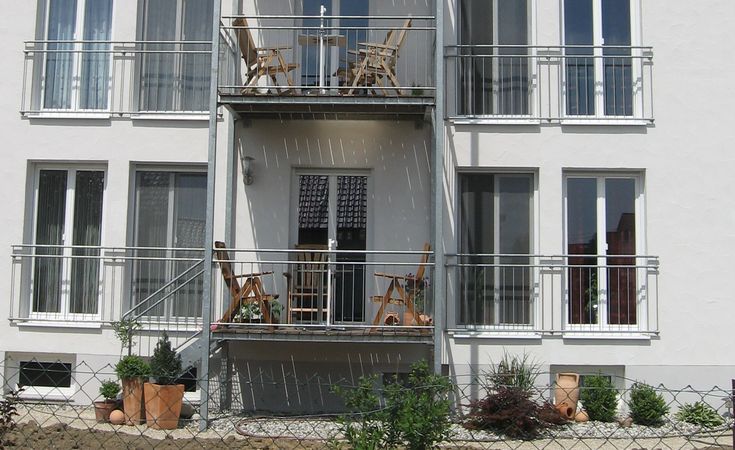 Balkonkonstruktion Stahl verzinkt, mit Geländer und Fenstergitter