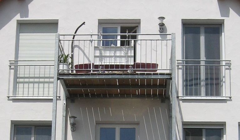 Balkonkonstruktion Stahl verzinkt, mit Geländer und Fenstergitter