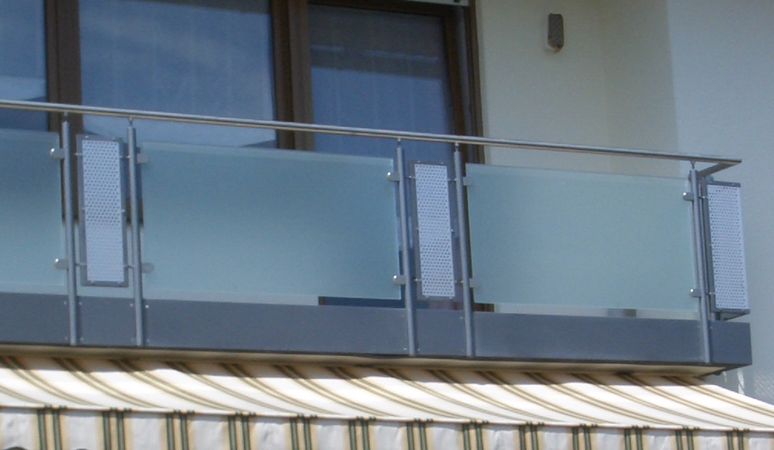 Balkongeländer mit ESG Satinato Glas und Lochblechfüllungen aus Edelstahl, Windschutzwand: Pfosten aus                          Edelstahlrohr, Glas ESG Klarglas