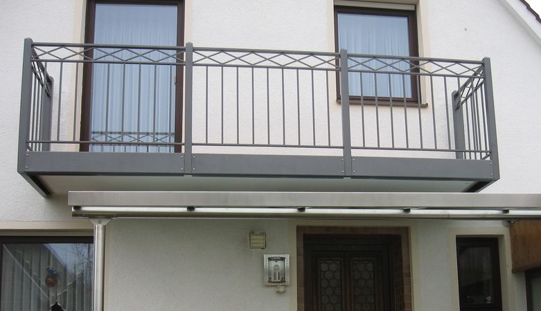 Balkongeländer verzinkt und lackiert mit umlaufender Blende und Vierkantpfosten
