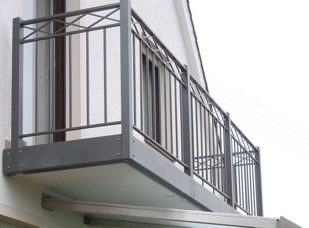 Balkongel&auml;nder verzinkt und lackiert mit umlaufender Blende und Vierkantpfosten