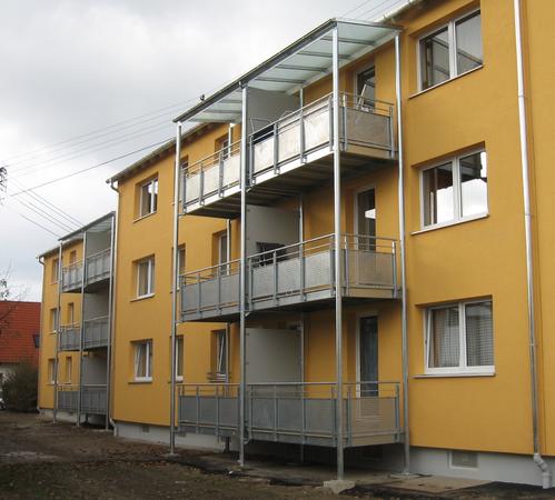 Stahlbalkon verzinkt mit Geländer, Füllung Lochblech verzinkt, Überdachung aus Glas VSG 10mm mit                             mattweißer Folie