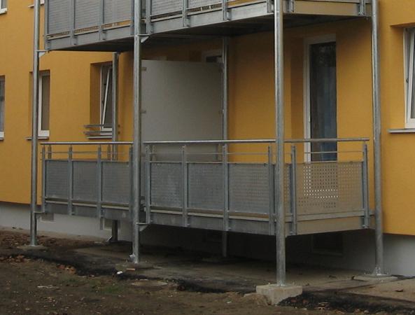 Stahlbalkon verzinkt mit Geländer, Füllung Lochblech verzinkt, Überdachung aus Glas VSG 10mm mit                             mattweißer Folie