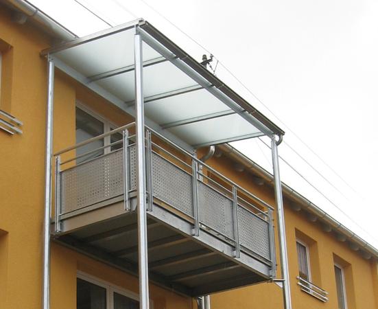 Stahlbalkon verzinkt mit Geländer, Füllung Lochblech verzinkt, Überdachung aus Glas VSG 10mm mit                             mattweißer Folie