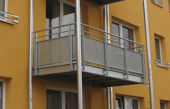 Stahlbalkon verzinkt mit Geländer, Füllung Lochblech verzinkt, Überdachung aus Glas VSG 10mm mit                             mattweißer Folie